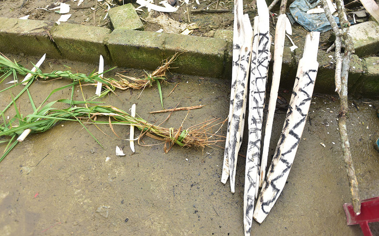 Vui nhộn lễ quét ma của người Phù Lá -0