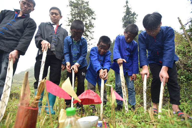 Vui nhộn lễ quét ma của người Phù Lá -0