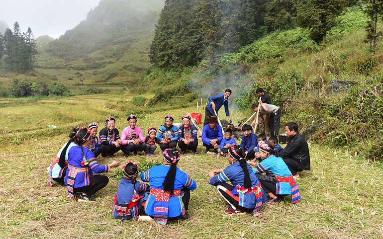 Vui nhộn lễ quét ma của người Phù Lá -0