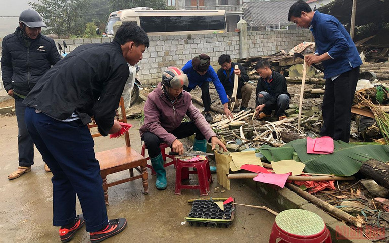 Vui nhộn lễ quét ma của người Phù Lá -0