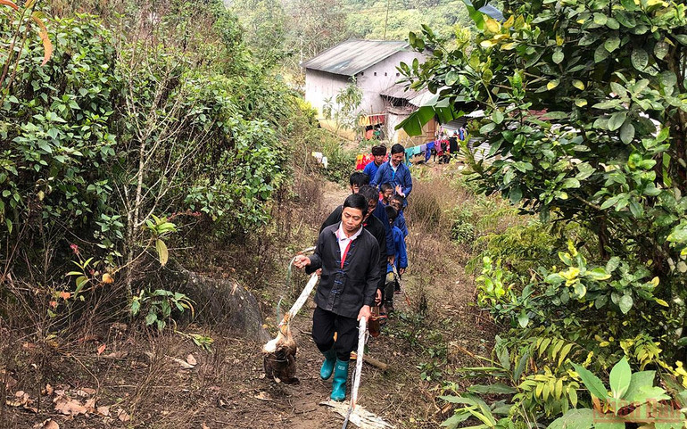 Vui nhộn lễ quét ma của người Phù Lá -0