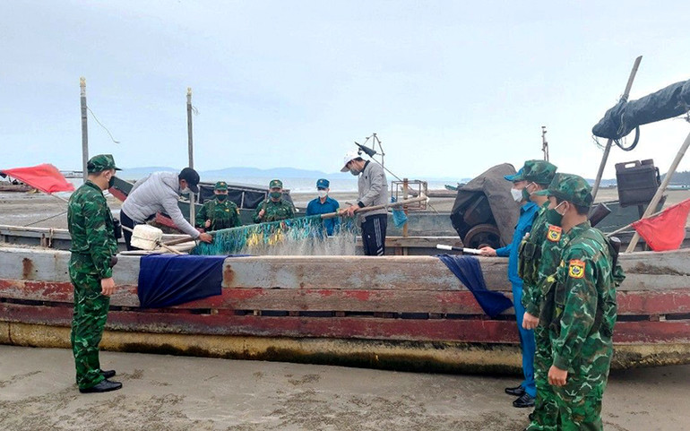 Cán bộ, chiến sĩ Ðồn Biên phòng Trà Cổ tuần tra và tuyên truyền cho người dân phường Trà Cổ nâng cao ý thức cảnh giác phòng, chống tội phạm. Mô hình an ninh tự quản ở vùng cao biên giới -0