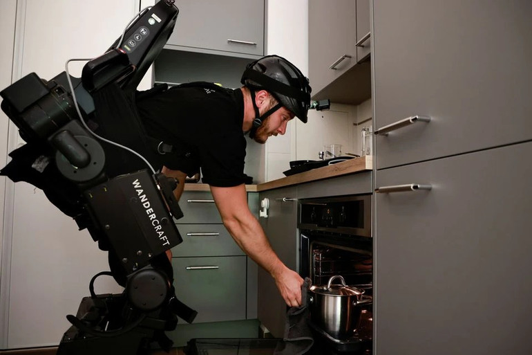 Người cha chế tạo khung xương giúp con trai ngồi xe lăn đi lại -0