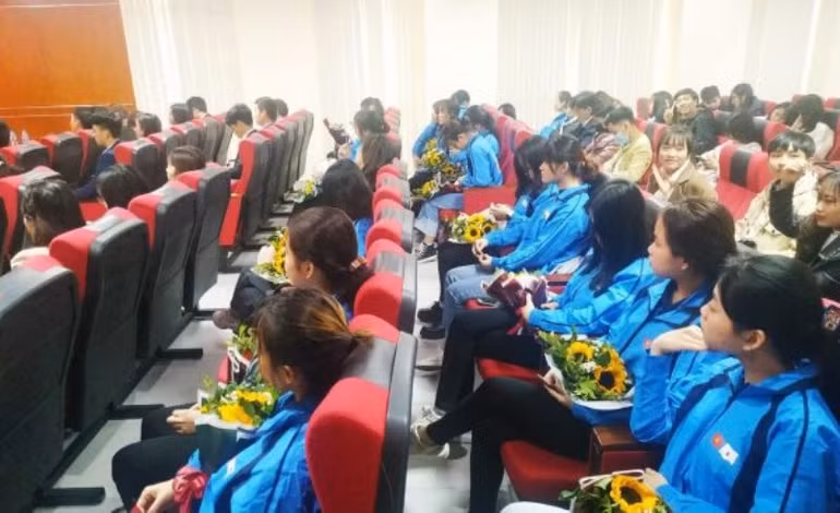 Trường cao đẳng Y dược Tuệ Tĩnh Hà Nội tài trợ kinh phí toàn phần cho sinh viên ngành cao đẳng điều dưỡng -0