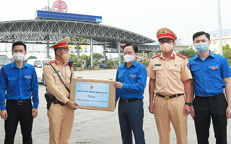 Trung ương Đoàn hỗ trợ các chốt kiểm soát dịch bệnh và lái xe đường dài -0