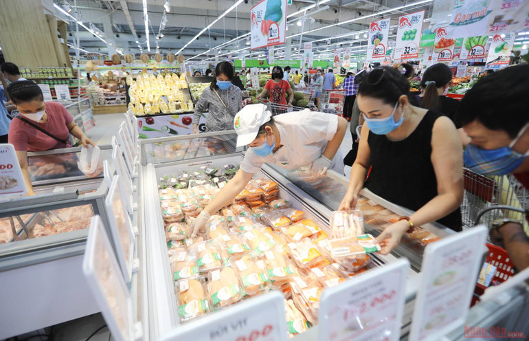 Hà Nội: Hàng hóa siêu thị dồi dào, chợ dân sinh không thiếu hàng tươi sống -0