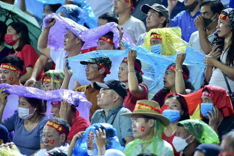 Người hâm mộ vỡ òa tại “chảo lửa” Việt Trì -0