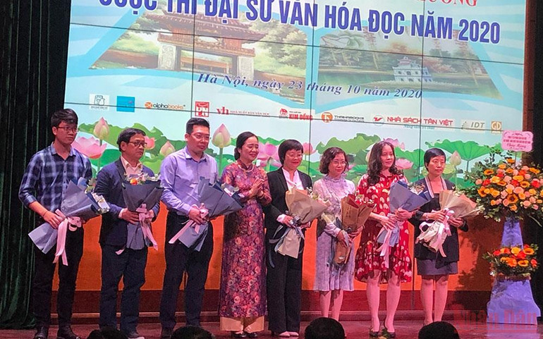 Trao giải cho các đơn vị xuất bản tại Cuộc thi năm 2020. Tổ chức Cuộc thi Đại sứ Văn hóa đọc năm 2022 -0