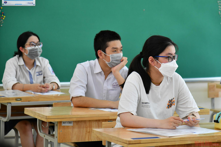 Các thí sinh và giám thị được yêu cầu đeo khẩu trang trong suốt thời gian diễn ra buổi thi, khi đến trường, trên đường về nhà và nơi tập trung đông người. Học sinh Hà Nội sẵn sàng cho Kỳ thi tốt nghiệp THPT năm 2021 -0