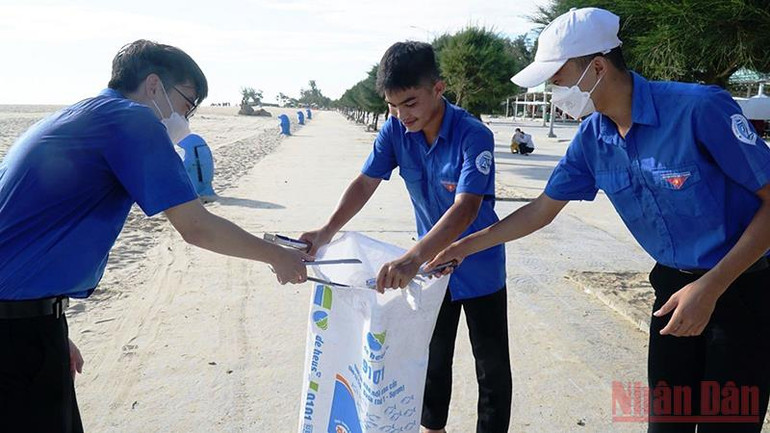 Đoàn viên, thanh niên ra quân chung tay thu gom rác thải, xử lý vệ sinh môi trường khu vực bãi biển Thuận An. Thanh niên Thừa Thiên Huế chung tay làm sạch môi trường biển -3