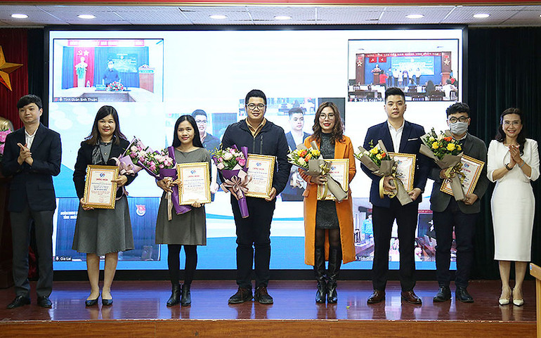 Các tác giả, nhóm tác giả giành giải Khuyến khích Giải báo chí toàn quốc về công tác Đoàn và phong trào thanh thiếu nhi năm 2021. Trao Giải thưởng báo chí toàn quốc về công tác Đoàn năm 2021 -0