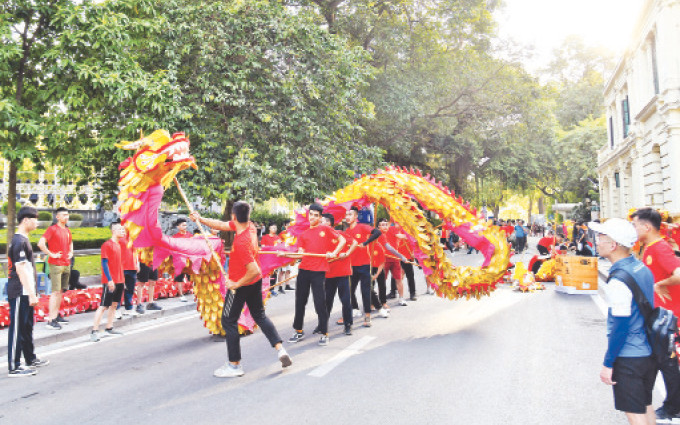 Phố đi bộ chung quanh hồ Hoàn Kiếm tấp nập trở lại ảnh 2