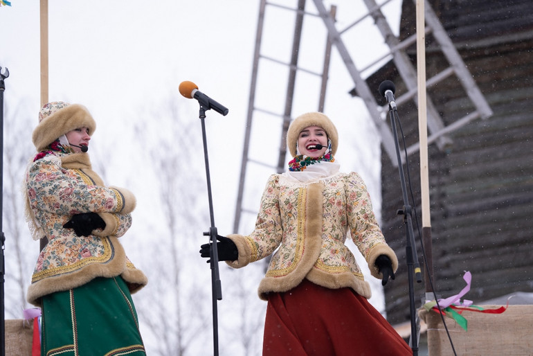 Người Nga tưng bừng tiễn mùa đông -0