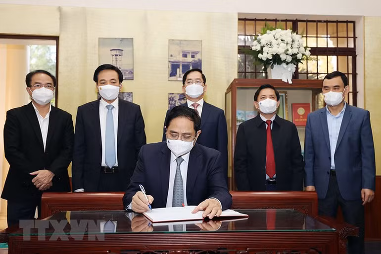 Thủ tướng Phạm Minh Chính dâng hương tưởng niệm Anh hùng liệt sĩ Võ Thị Sáu -0