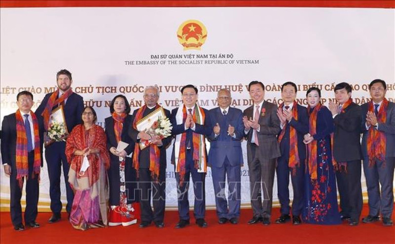 Chủ tịch Quốc hội Vương Đình Huệ với các đại biểu. (Ảnh: Doãn Tấn/TTXVN) Chủ tịch Quốc hội Vương Đình Huệ gặp gỡ các hội hữu nghị Ấn Độ - Việt Nam -0