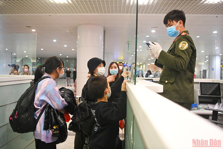 Những công dân Việt Nam tại Ukraine đầu tiên về nước an toàn -0