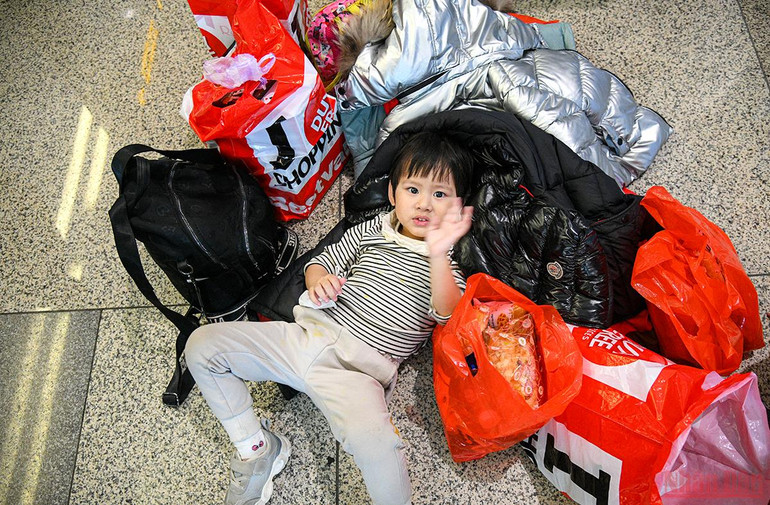 Đón công dân Việt từ Ukraine: Bồi hồi xúc động ngày về nhà -0