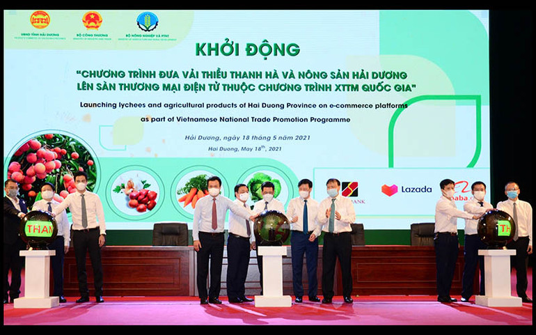 Các đại biểu nhấn nút khởi động chương trình đưa vải thiều và nông sản Hải Dương lên sàn thương mại điện tử. Kết nối, xúc tiến tiêu thụ vải thiều Thanh Hà và nông sản tiêu biểu tỉnh Hải Dương -0