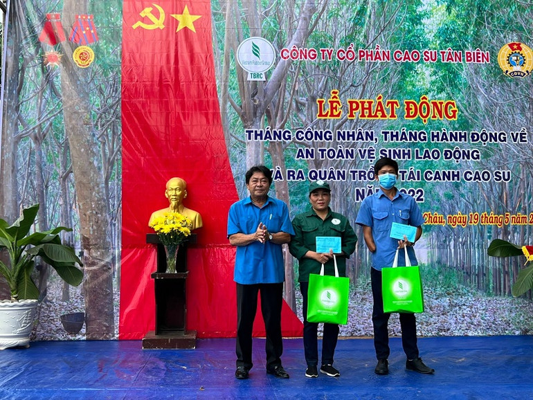 Chăm lo đời sống công nhân dân tộc thiểu số -0