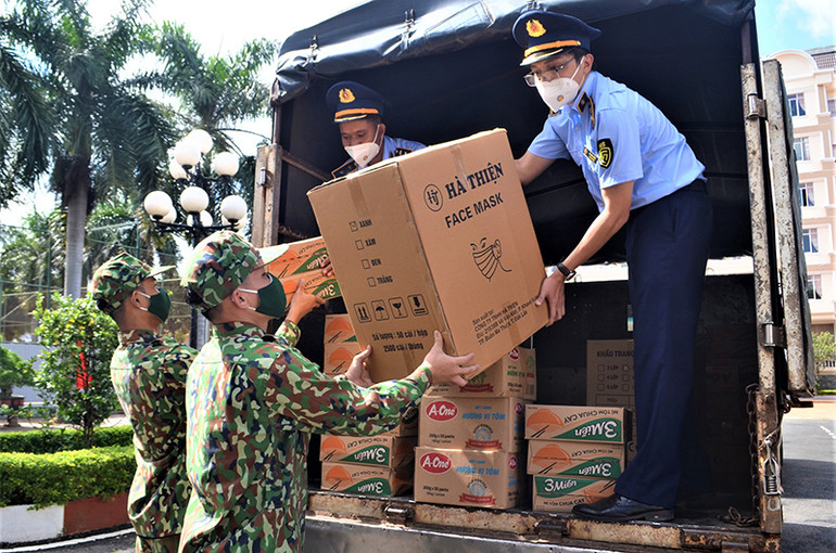 Bộ đội Biên phòng Đắk Lắk tiếp nhận thiết bị y tế và nhu yếu phẩm phục vụ chống dịch -0