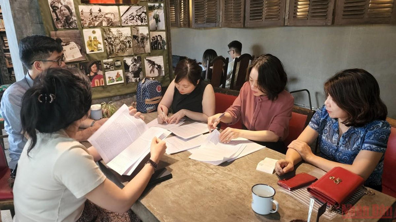 Đại diện các phụ huynh đã quyết định gửi đơn kiến nghị lên các cấp có thẩm quyền để xem xét lại chỉ tiêu tuyển sinh hệ song bằng. Hàng trăm học sinh tốt nghiệp THCS hệ song bằng hoang mang vì “hẹp” đầu vào cấp 3 -0