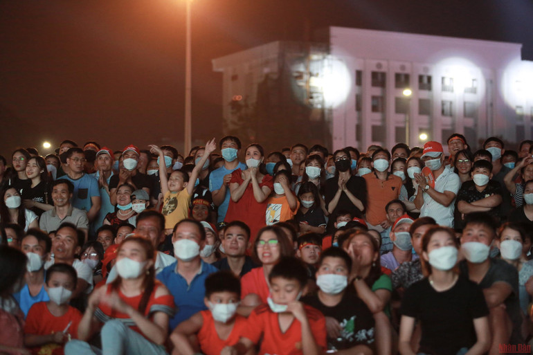 Với người dân Đất Tổ, đây thực sự là một ngày hội lớn, trong đó tình yêu bóng đá là sợi dây kết nối tất cả...