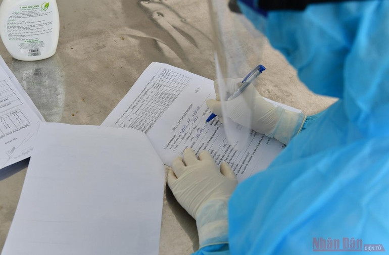 Xét nghiệm Covid-19 cho người dân xã Kim Chung -5