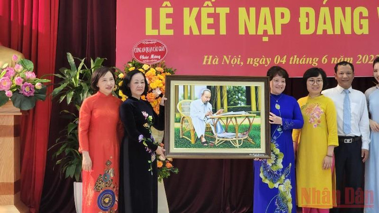 Đồng chí Trương Thị Mai tặng quà kỷ niệm thầy, trò Trường trung học phổ thông chuyên Hà Nội-Amsterdam. (Ảnh: SƠN BÁCH) Đồng chí Trương Thị Mai dự Lễ kết nạp Đảng viên mới tại trường chuyên Hà Nội-Amsterdam -0