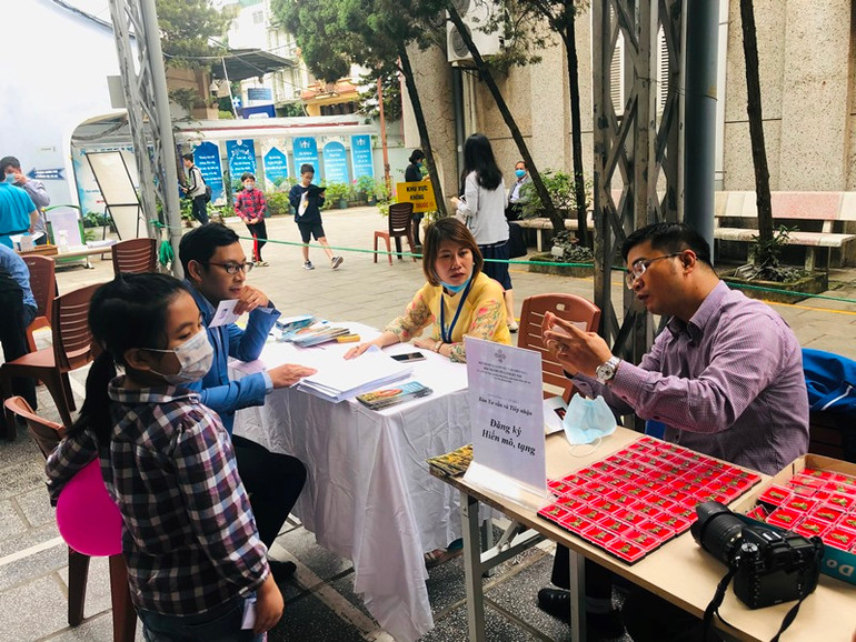 Cán bộ Trung tâm Điều phối ghép tạng quốc gia tư vấn các vấn đề liên quan ghép mô, tạng. 79 người đăng ký hiến tặng mô, tạng -0
