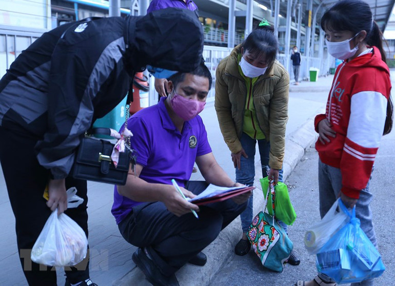 Xe khách liên tỉnh được hoạt động trở lại, bến xe Hà Nội vẫn vắng vẻ -0