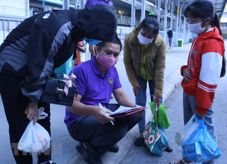 Xe khách liên tỉnh được hoạt động trở lại, bến xe Hà Nội vẫn vắng vẻ -0