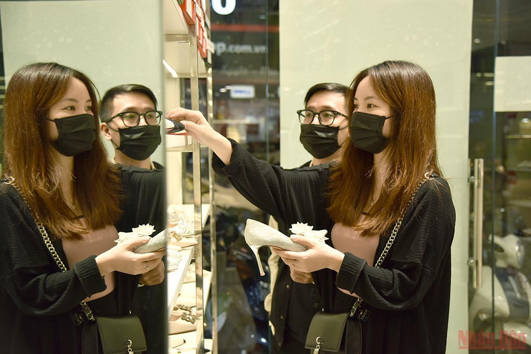 Người dân Hà Nội xuống phố du chơi ngày 20/10 -0