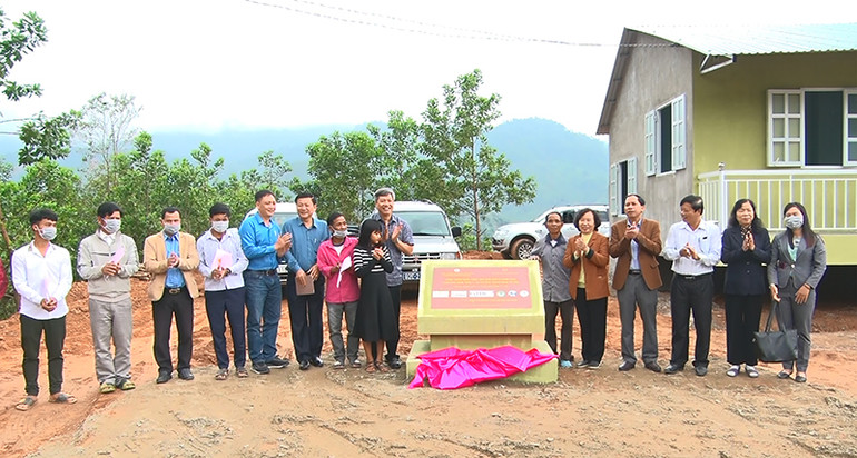 Bảy hộ dân ở nóc ông Sinh, thôn 1, xã Trà Vân (huyện Nam Trà My) đón Tết trong căn nhà mới. namtramy1-1613120441509.jpg