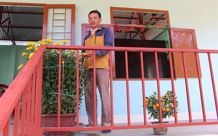 Anh Nguyễn Thành Sơn (ở thôn 1, xã Trà Leng) bên ngôi nhà mới. Xuân ấm trên vùng bão lũ -0