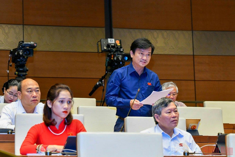 Tiếp tục hoàn thiện quy định pháp luật về phổ biến, sử dụng Quốc kỳ, Quốc huy, Quốc ca -0