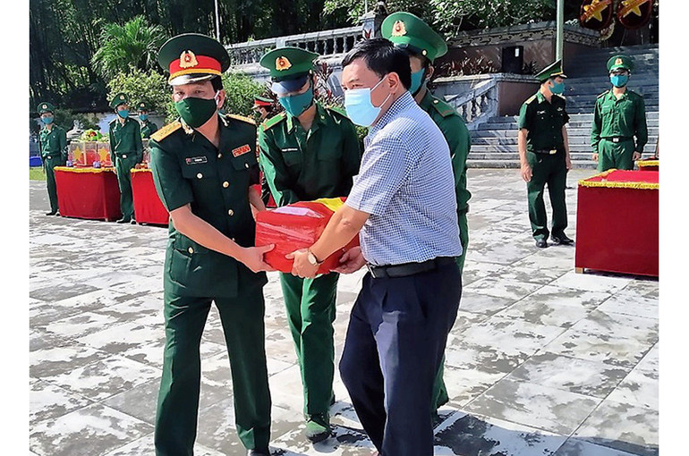 Các đại biểu di chuyển hài cốt liệt sĩ, an táng tại một phần ở Nghĩa trang liệt sĩ quốc tế Đồng Tâm. Nghệ An và Thanh Hóa truy điệu và an táng 110 liệt sĩ hy sinh tại Lào -0