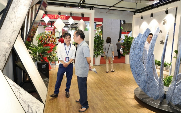Khách hàng tham quan, tìm hiểu về sản phẩm Vicostone. Vicostone tiếp tục được vinh danh thương hiệu quốc gia -0