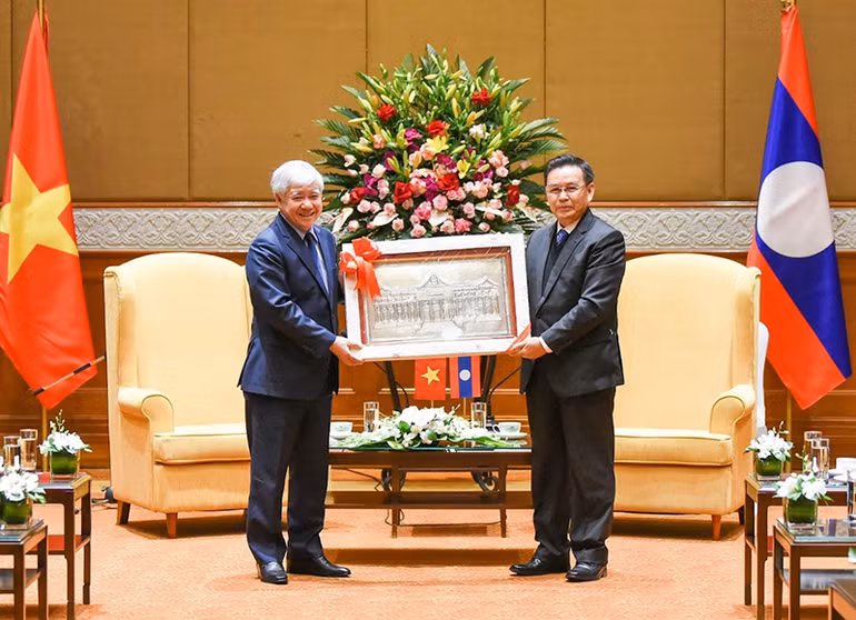 Đồng chí Đỗ Văn Chiến hội kiến Chủ tịch Quốc hội Lào Saysomphone Phomvihane -0