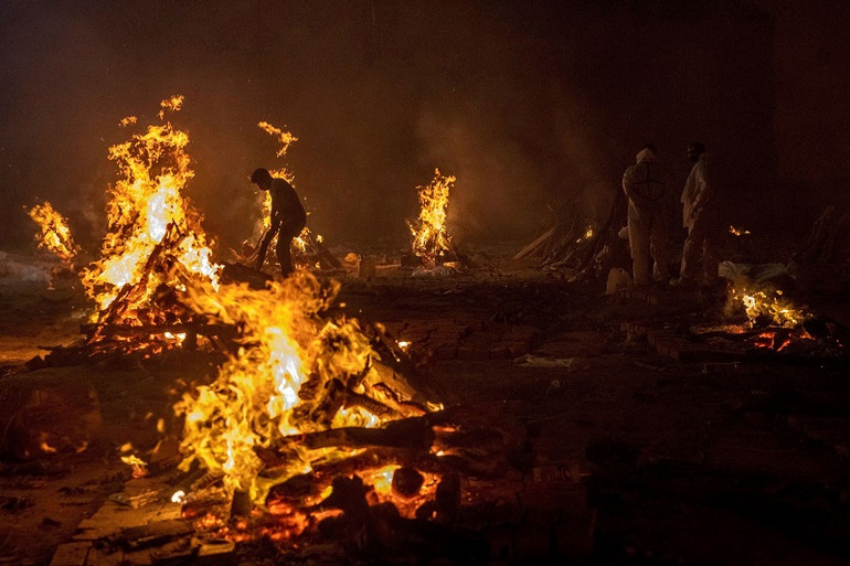Hỏa thiêu thi thể các bệnh nhân Covid-19 tại một bãi hỏa táng ở New Delhi, Ấn Độ. (Ảnh: Reuters) Số ca tử vong vì Covid-19 trên toàn cầu vượt mốc 5 triệu -0