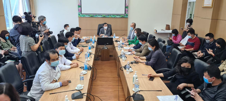 Sức khỏe những cán bộ y tế tiêm vaccine Covid-19 đầu tiên ổn định -0