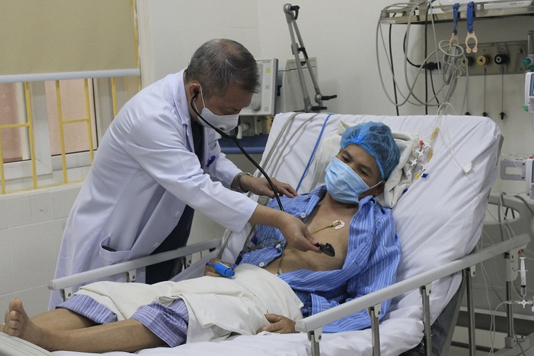 GS, TS Lê Ngọc Thành, Giám đốc Bệnh viện E, khám lại cho bệnh nhân sau nhiều ngày hồi sức tích cực. Cứu sống bệnh nhân ngừng tuần hoàn nhiều giờ -0