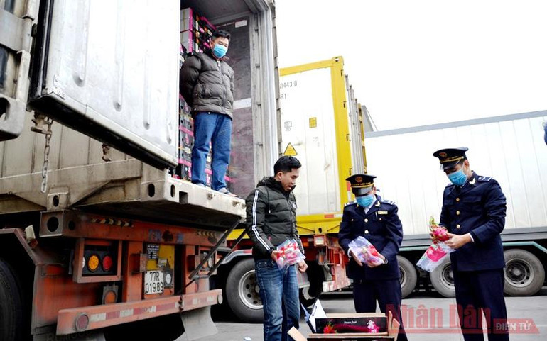 Chuyến hàng thanh long “xông đất” đầu năm mới Cửa khẩu Kim Thành -0