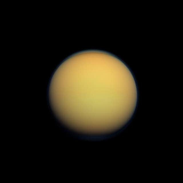 Bầu khí quyển của Titan giống như một quả bóng màu cam mờ. Ảnh: NASA. Bốn hành tinh hứa hẹn có sự sống trong hệ mặt trời -0