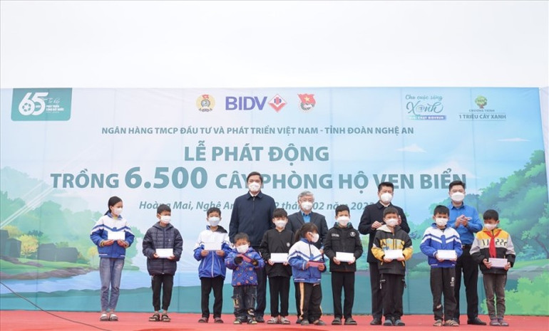 Ngân hàng BIDV trao 10 suất quà tặng học sinh nghèo vượt khó, học giỏi. BIDV phối hợp tổ chức trồng 6.500 cây phòng hộ ven biển tại Nghệ An -0