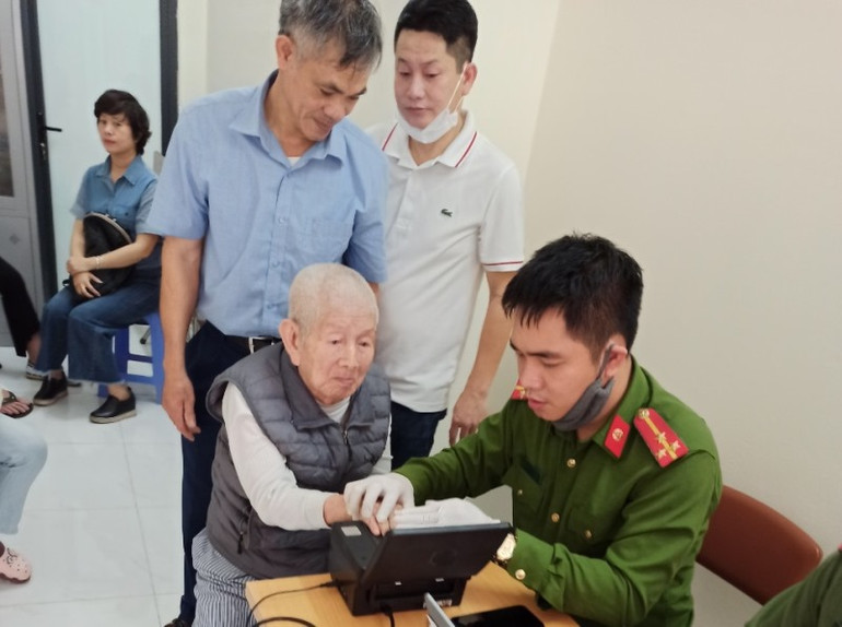 Hà Nội lập điểm lưu động cấp CCCD gắn chip cho người mù, cao tuổi -0