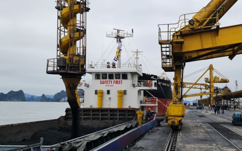 Xuất tấn than đầu tiên của năm mới Nhâm Dần 2022 -0