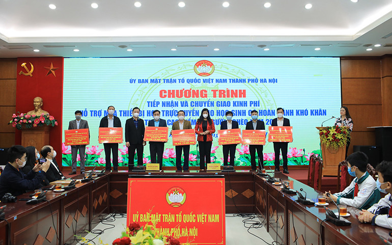 Hà Nội tiếp tục hỗ trợ học sinh khó khăn thiết bị học trực tuyến -0