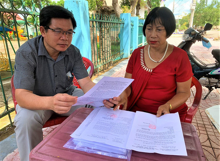 Bà Lê Thị Tuyến Vân cung cấp thông tin về các vụ khai thác và phá rừng trái phép nghiêm trọng tại Trung tâm Bảo tồn voi cho phóng viên Báo Nhân Dân. Ai là người phát hiện các vụ khai thác và phá rừng trái phép nghiêm trọng tại Trung tâm Bảo tồn voi Đắk Lắk? -0