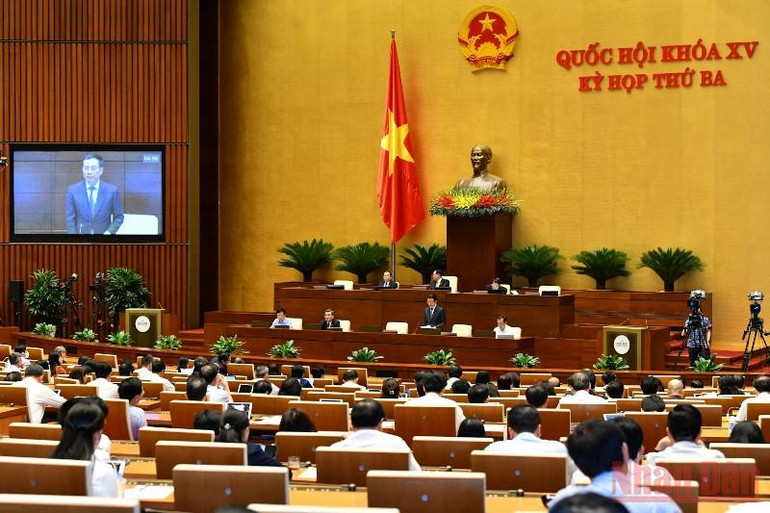 Thay mặt cơ quan soạn thảo, Bộ trưởng Thông tin và Truyền thông Nguyễn Mạnh Hùng giải trình các vấn đề đại biểu nêu. (Ảnh: NGUYÊN KHOA) Bảo đảm quốc phòng, an ninh và cạnh tranh lành mạnh trong hoạt động viễn thông -0