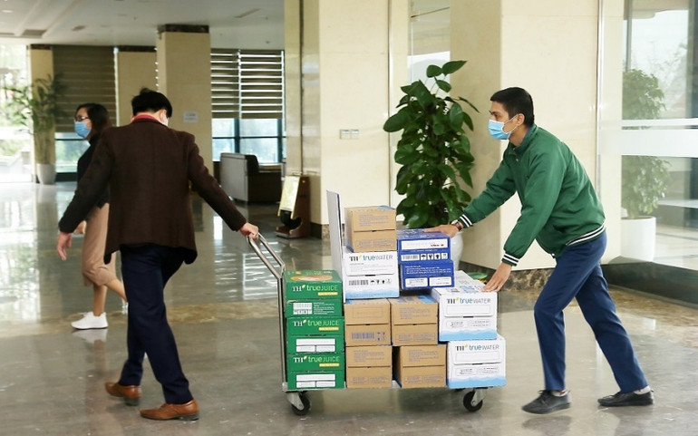 Tập đoàn TH tặng 201.600 ly sữa tươi sạch và các loại đồ uống góp sức chống dịch Covid-19 tại Hải Dương, Quảng Ninh -1